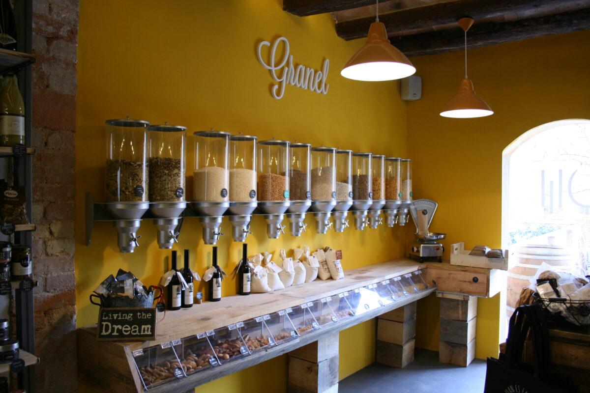 Secció de productes a granel de la botiga Harcogourmet l’any 2014